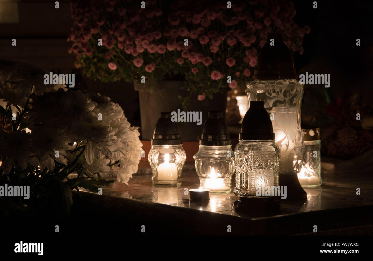 Candele per giorno della commemorazione di tutti i defunti nel cimitero Foto Stock