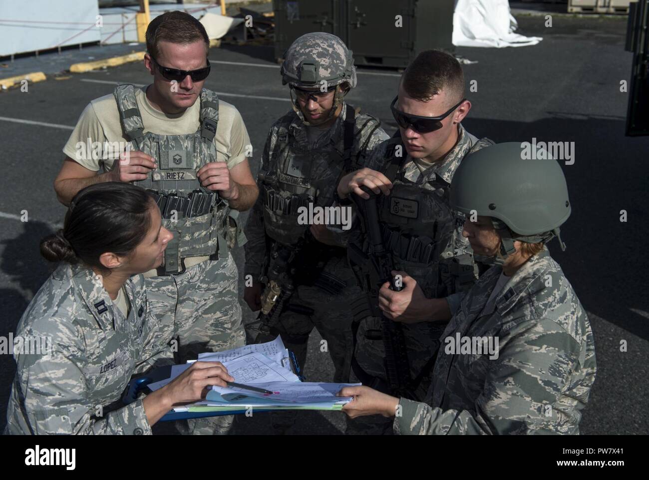 Stati Uniti Air National Guard Capt. Noemi Lopez, 156forza squadrone di supporto, Muniz Air National Guard Base, Puerto Rico mutandine l'Iowa Guardia Nazionale Forze di sicurezza su un personale missione di recupero 1 Ottobre, 2017. L'Iowa delle forze di sicurezza è aumentare la 156fs, Puerto Rico ANG Base, durante l uragano Maria le operazioni di soccorso. Foto Stock