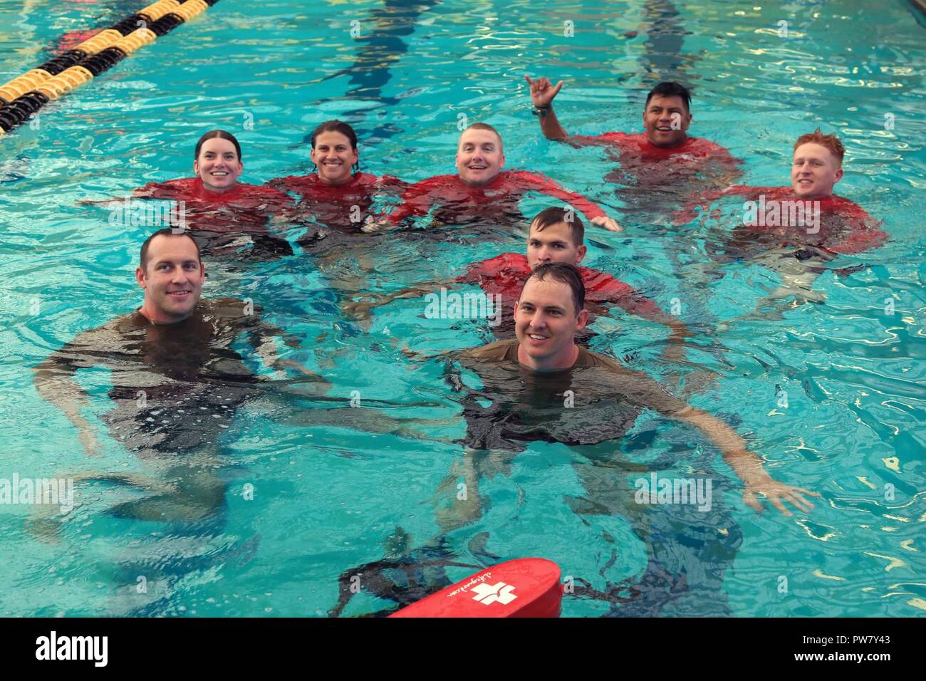 Piscina sicurezze per l'acqua caso prendere una foto di gruppo durante il 2017 Best Medic concorrenza a Fort Bragg, N.C., Sett. 18-21, 2017. Il concorso ha testato il fisico e mentale di tenacità, nonché la competenza tecnica di ciascun medic per identificare il team si muove in avanti per rappresentare la regione al livello successivo del concorso. Foto Stock