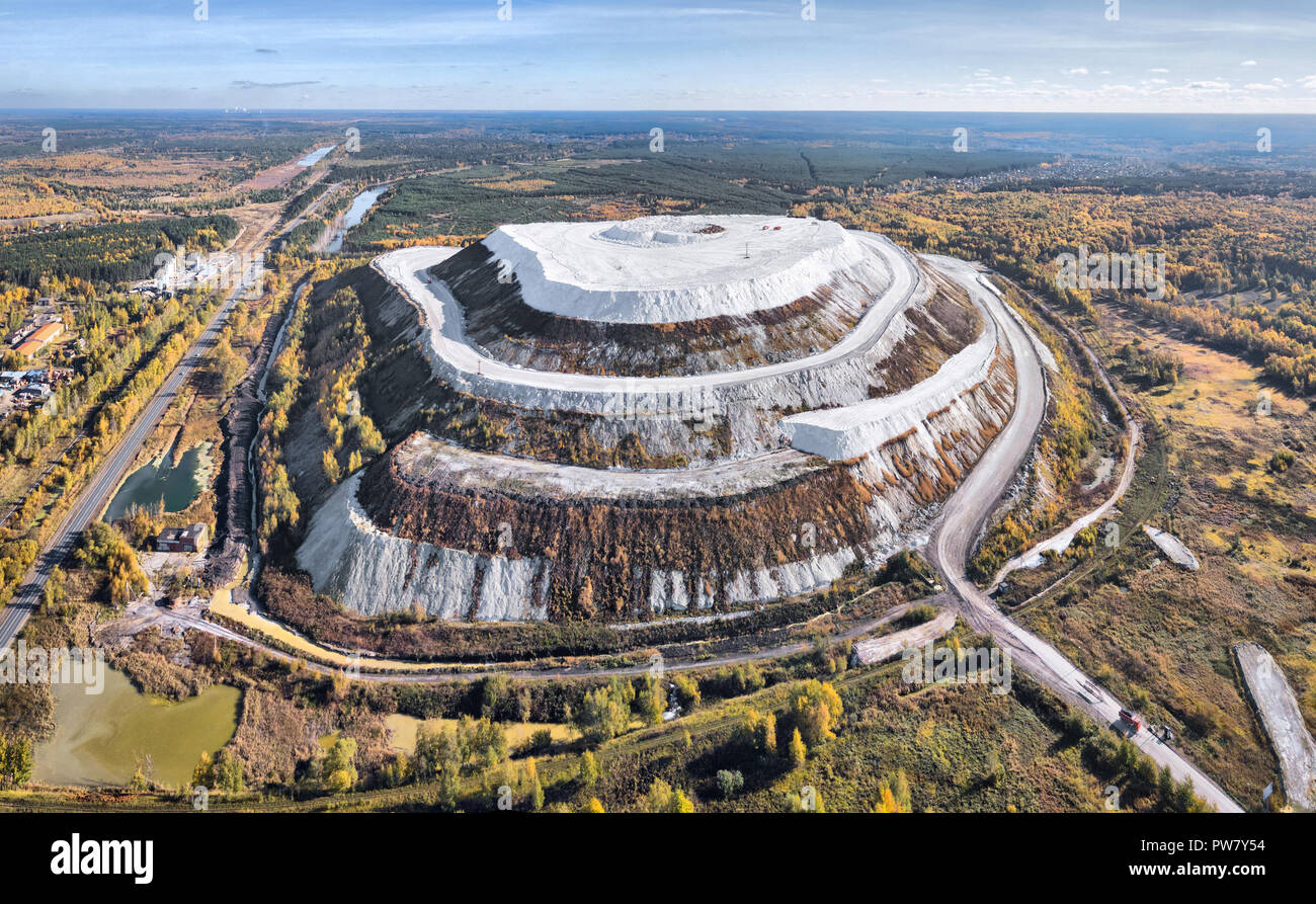 Montagna bianca - grande aria aperta phosphogypsum stoccaggio di rifiuti nei pressi di Voskresensk, Oblast di Mosca, Russia Foto Stock