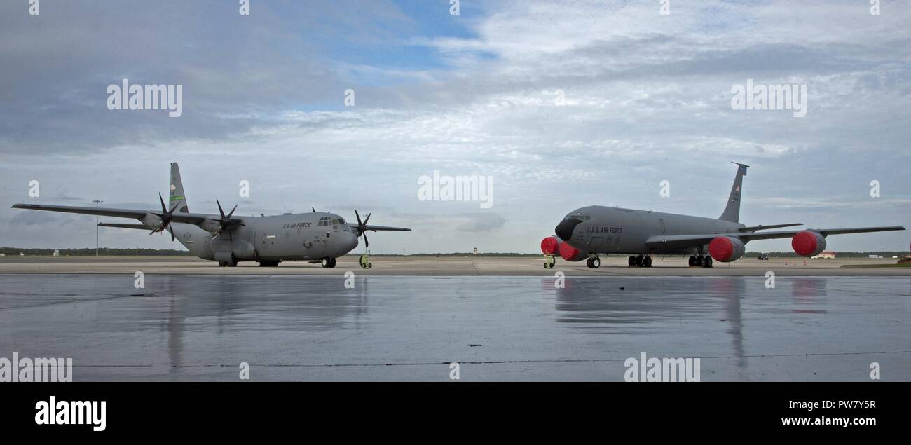 Un C-130 Hercules velivoli e un KC-135 Stratotanker aeromobile sedersi sul flightline durante una assunzione del comando cerimonia per il cinquantesimo Air Refuelling Squadron (ARS) a MacDill Air Force Base, Fla., Ottobre 2, 2017. Il cinquantesimo ARS ha scambiato i telai di aria dal C-130 per il KC-135 con il suo trasferimento a MacDill. Foto Stock