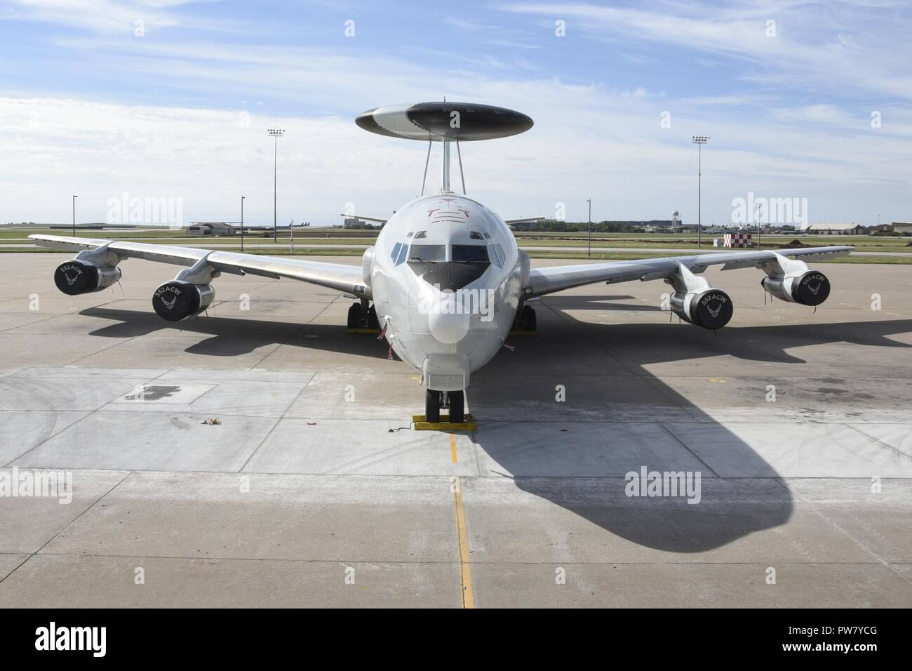 E-3G "entrata" Airborne Warning e sistema di controllo aicraft del 552nd aria ala di controllo, il combattimento aereo comando, alla stazione di casa la mattina del 7 settembre 30, 2017, Tinker Air Force Base in Oklahoma. Il Sentry è un derivato del Boeing 707/320 cellula commerciale con un distintivo in bianco e nero, rotanti, Northrop Grumman un/una LAMPADINAPY-2 S-band sistema radar montato sulla sommità della fusoliera. La cupola è di circa 9 metri di diametro, sei metri di spessore ed è tenuto 11 piedi sopra la fusoliera da due puntoni. L'Un-UNA LAMPADINAPY-2 radar di sorveglianza permette dalla superficie della terra fino nella stratosfera, sulla terra o acqua. Foto Stock