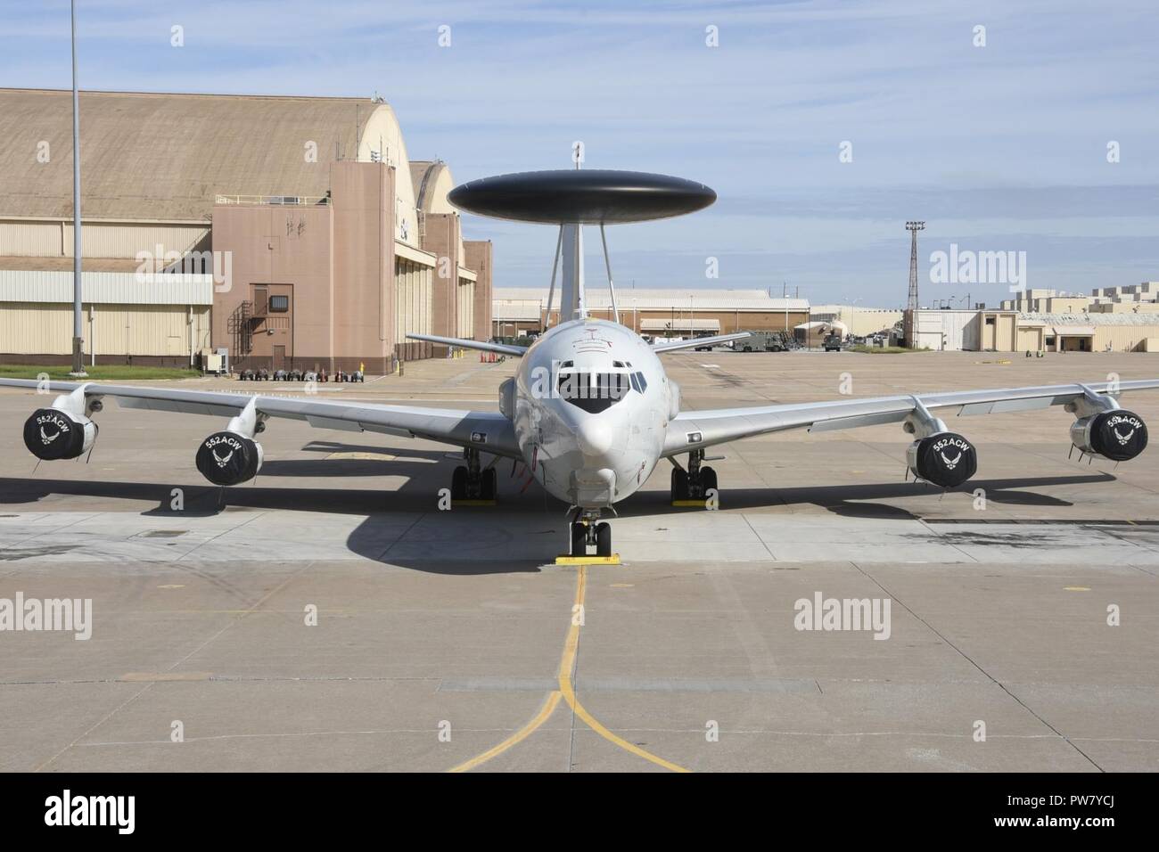 E-3G "entrata" Airborne Warning e sistema di controllo aicraft del 552nd aria ala di controllo, il combattimento aereo comando, alla stazione di casa la mattina del 7 settembre 30, 2017, Tinker Air Force Base in Oklahoma. Il Sentry è un derivato del Boeing 707/320 cellula commerciale con un distintivo in bianco e nero, rotanti, Northrop Grumman un/una LAMPADINAPY-2 S-band sistema radar montato sulla sommità della fusoliera. La cupola è di circa 9 metri di diametro, sei metri di spessore ed è tenuto 11 piedi sopra la fusoliera da due puntoni. L'Un-UNA LAMPADINAPY-2 radar di sorveglianza permette dalla superficie della terra fino nella stratosfera, sulla terra o acqua. Foto Stock