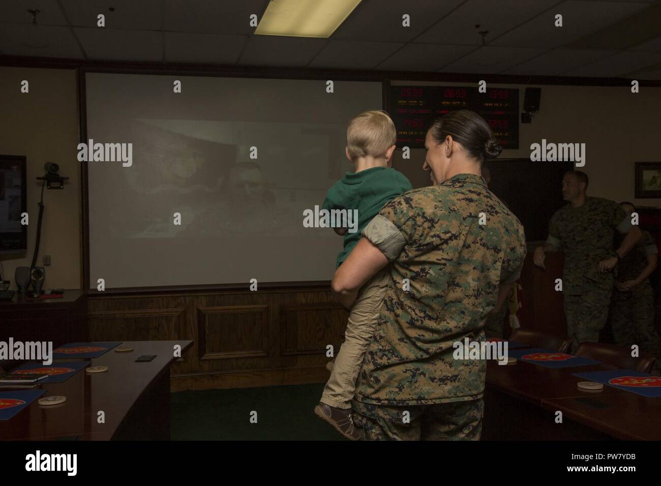 Stati Uniti Marine Corps Lt. Col. Sarah B. Lenz trattiene il suo figlio prima della sua cerimonia di promozione su Camp Lejeune, N.C., Ottobre 2, 2017. Lenz è stato promosso da maggiore a tenente colonnello da Col. Christian G. Cabaniss. Foto Stock