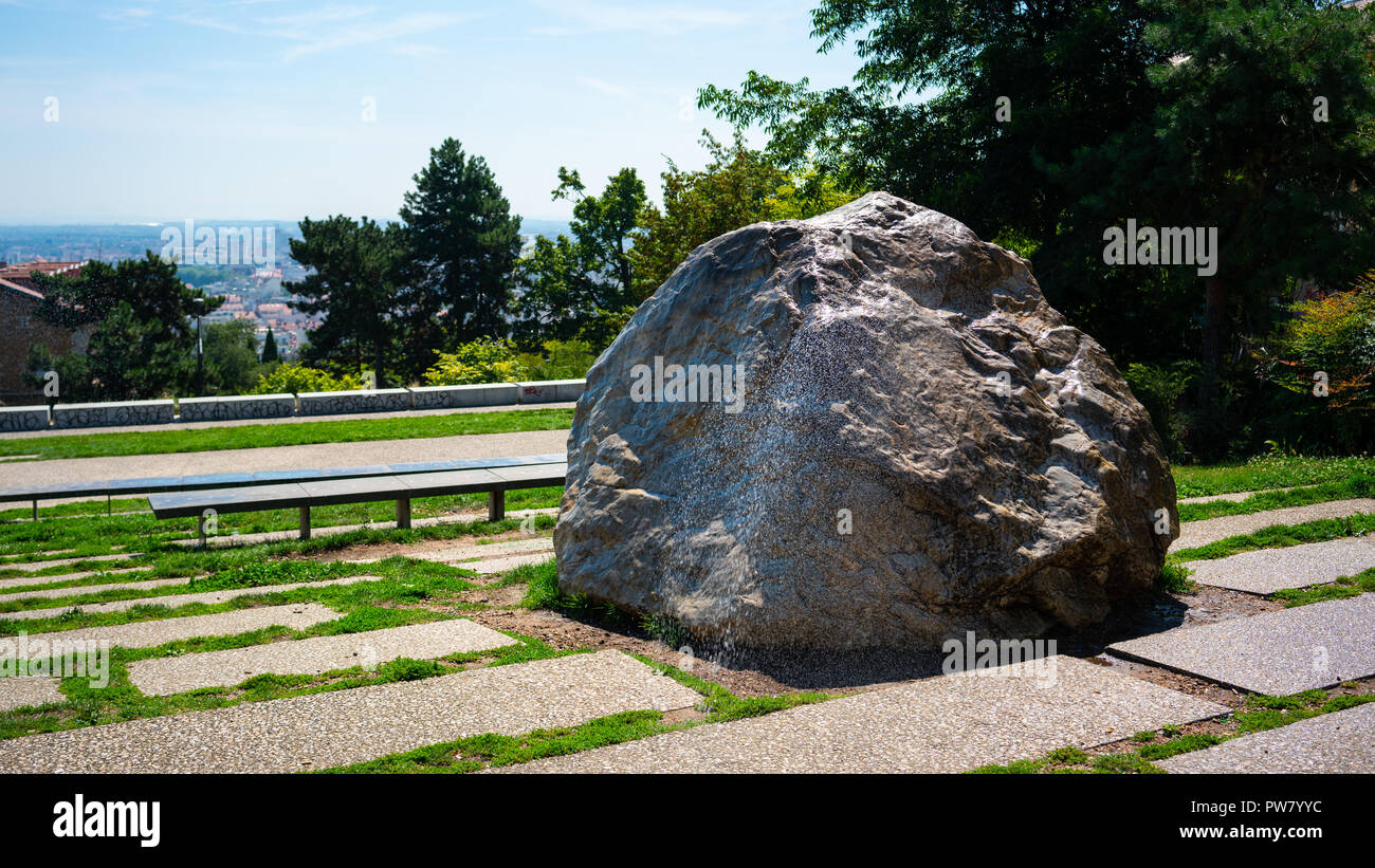 Gros Caillou grande pietra miliare di ghiaia in La Croix-Rousse quartiere Lyon Francia Foto Stock