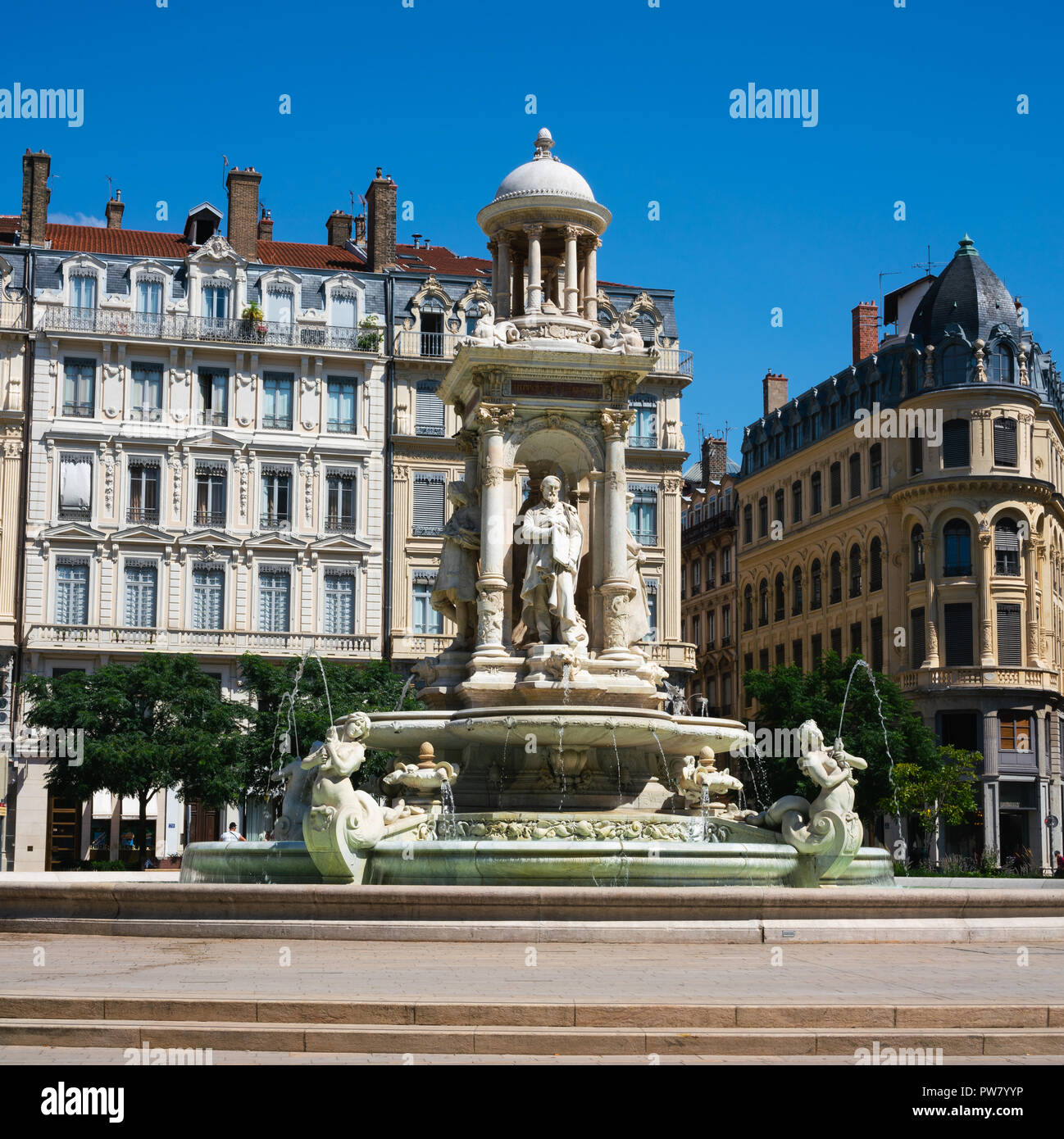 Bella la giacobina piazza Fontana e a Lione Francia su soleggiate giornate estive Foto Stock