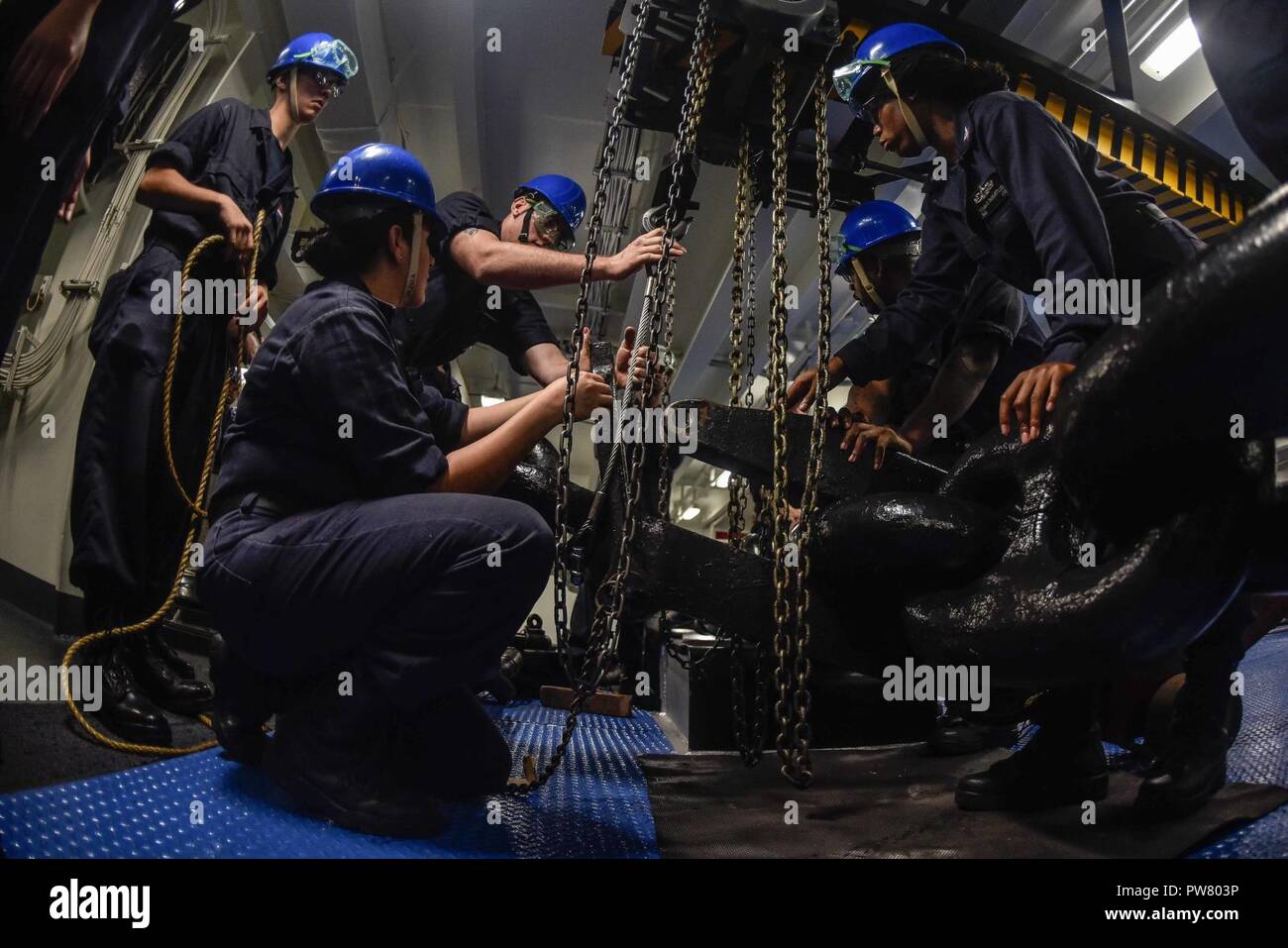 Porto di Hong Kong (ott. 2, 2017) - sezione di coperta marinai fissano il ancora di dritta nel castello di prua della Marina è distribuita portaerei USS Ronald Reagan (CVN 76), in quanto la nave si ancora al largo della costa della Cina prima di una porta programmata visita a Hong Kong. La visita porta arriva dopo le operazioni di routine nel Mare della Cina del Sud. Ronald Reagan, il portabandiera del Carrier Strike gruppo 5, fornisce un combattimento-pronto forza che protegge e difende la collettiva degli interessi marittimi dei suoi alleati e partner in Indo-Asia-regione del Pacifico. Foto Stock