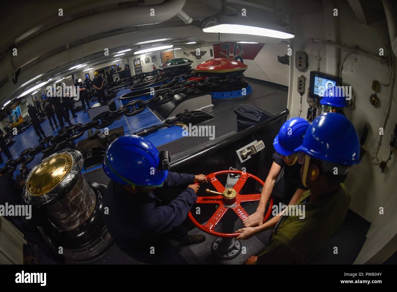 Porto di Hong Kong (ott. 2, 2017) - sezione di coperta marinai di rilasciare il freno del porto di ancoraggio per il castello di prua della Marina è distribuita portaerei USS Ronald Reagan (CVN 76), in quanto la nave si ancora al largo della costa della Cina prima di una porta programmata visita a Hong Kong. La visita porta arriva dopo le operazioni di routine nel Mare della Cina del Sud. Ronald Reagan, il portabandiera del Carrier Strike gruppo 5, fornisce un combattimento-pronto forza che protegge e difende la collettiva degli interessi marittimi dei suoi alleati e partner in Indo-Asia-regione del Pacifico. Foto Stock