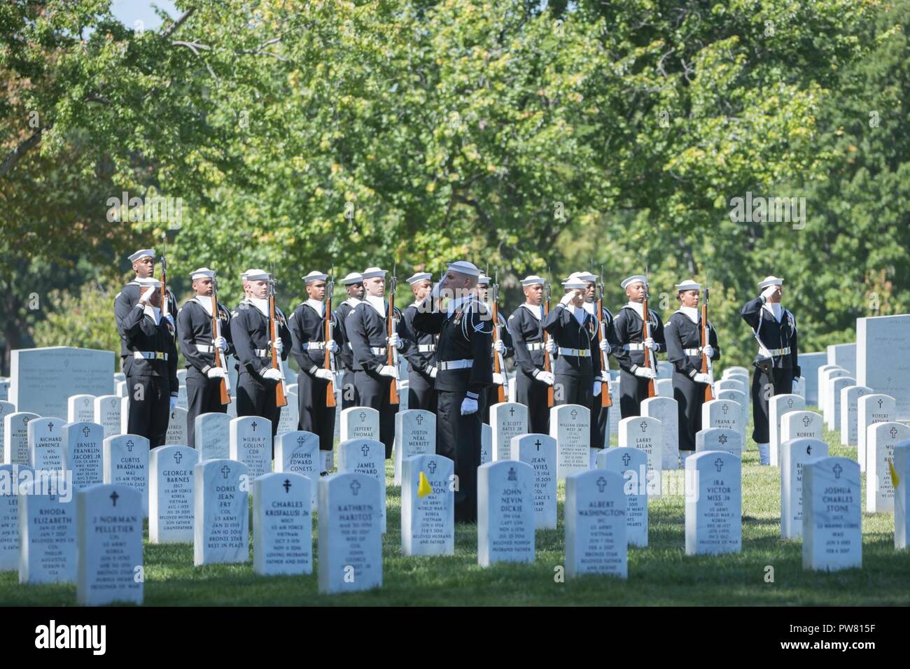 Gli Stati Uniti Marina Militare Guardia cerimoniale e U.S. La banda della marina militare partecipare al servizio graveside PER GLI STATI UNITI Navy Fireman 1a classe Walter B. Rogers presso il Cimitero Nazionale di Arlington, Arlington, Virginia, Ottobre 2, 2017. Rogers perirono sul USS Oklahoma quando è stato attaccato da aerei giapponesi a Ford Island, Pearl Harbor il 7 dicembre, 1941. Rimane del defunto equipaggio sono stati recuperati dal dicembre 1941 al giugno 1944 e successivamente sono state inumate nella Halawa e nu'uanu cimiteri. Nel settembre 1947, i resti sono stati riesumato e 35 uomini a bordo della USS Oklahoma sono stati identificati dalla American Graves Registrati Foto Stock