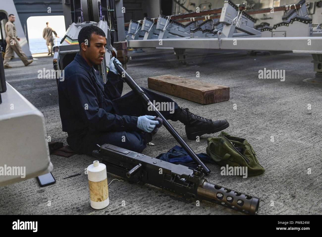 Mare Mediterraneo (sett. 29, 2017) da bombardieri Mate 3° di classe Aaron Vargas, dalla Nashua, New Hampshire, effettua la manutenzione su un .calibro 50 mitragliatrice a bordo della San Antonio-classe di trasporto anfibio dock nave USS San Diego (LPD 22). San Diego è distribuito con l'America anfibio gruppo pronto e il quindicesimo Marine Expeditionary Unit per il supporto di sicurezza marittima e di teatro la cooperazione in materia di sicurezza negli sforzi negli Stati Uniti Sesta flotta area di operazioni. Foto Stock