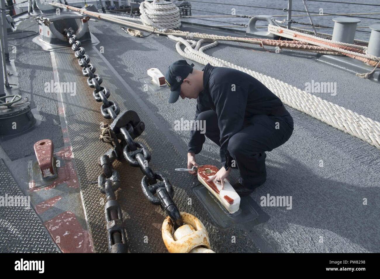 FASLANE in Scozia (sett. 30, 2017) marinaio reclutare Blake Cole dipinge un padeye a bordo del Arleigh Burke-class guidato-missile destroyer USS Winston S. Churchill (DDG 81 sett. 30, 2017. Churchill, homeported alla stazione navale di Norfolk, sta conducendo operazioni navali negli Stati Uniti Sesta flotta area di operazioni a sostegno degli Stati Uniti per gli interessi di sicurezza nazionali in Europa. Foto Stock