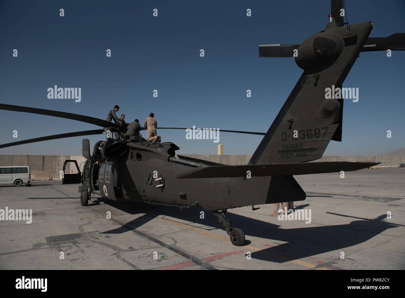 Afghan Mi-17 i piloti a dare un primo sguardo al motore in cima a un UH-60 Black Hawk Ott 2, 2017, a Kandahar Airfield, Afghanistan. La UH-60 e l'aggiunta più recente a un crescente flotta per il crescente servizio aereo. Mi-17 piloti sono i primi a treno sul nuovo sistema di armi e si prevede di avviare la nuova piattaforma nella lotta per l'Afghanistan. Foto Stock Afghan Mi-17 i piloti a dare un primo sguardo al motore in cima a un UH-60 Black Hawk Ott 2, 2017, a Kandahar Airfield, Afghanistan. La UH-60 e l'aggiunta più recente a un crescente flotta per il crescente servizio aereo. Mi-17 piloti sono i primi a treno sul nuovo sistema di armi e si prevede di avviare la nuova piattaforma nella lotta per l'Afghanistan. Foto Stock