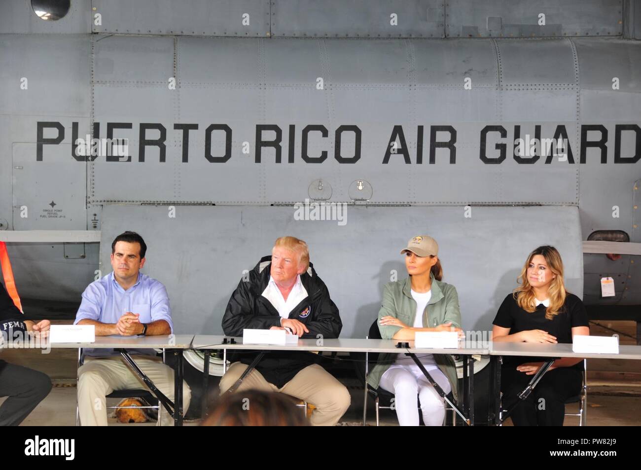 Gov. Ricardo Rossello, Pres. Donald Trump, First Lady Melania Trump e la moglie del governatore Beatriz Areizag Rosello si incontrano a Luis Muniz Air National Guard Base, home al Puerto Rico Guardia nazionale, per ascoltare locali e federali leader discutono i danni dell'uragano e gli sforzi di recupero. Foto Stock