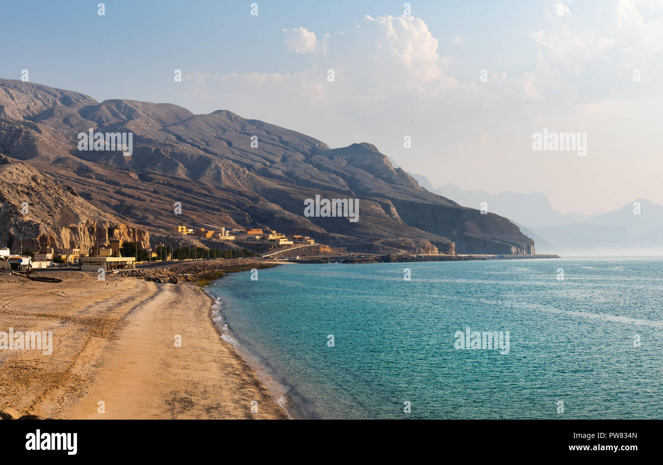 Scenic Khasab strada costiera nel governatorato di Musandam di Oman Foto Stock