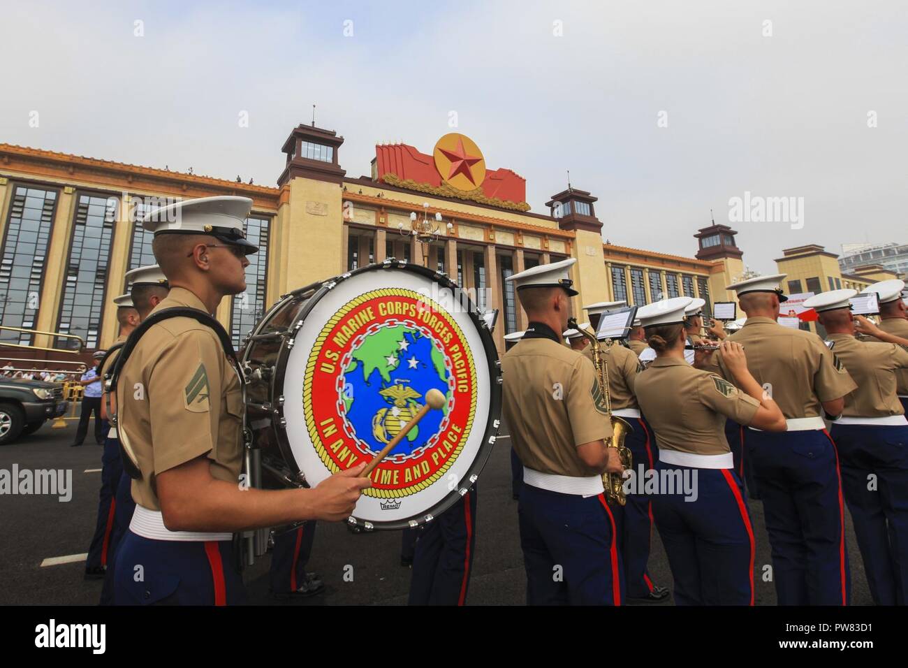 Gli Stati Uniti Marine Corps forze, Pacific Band esegue durante la cerimonia di apertura e sfilata di Nanchang quinto militare internazionale tatuaggio al Bayi square, Nanchang, provincia di Jiangxi, Cina, Sett. 24, 2017. La cerimonia di apertura era costituita da più di 2.500 artisti provenienti da 11 stranieri bande militari, Cinese cinque bande militari e sei band locali. Foto Stock Gli Stati Uniti Marine Corps forze, Pacific Band esegue durante la cerimonia di apertura e sfilata di Nanchang quinto militare internazionale tatuaggio al Bayi square, Nanchang, provincia di Jiangxi, Cina, Sett. 24, 2017. La cerimonia di apertura era costituita da più di 2.500 artisti provenienti da 11 stranieri bande militari, Cinese cinque bande militari e sei band locali. Foto Stock