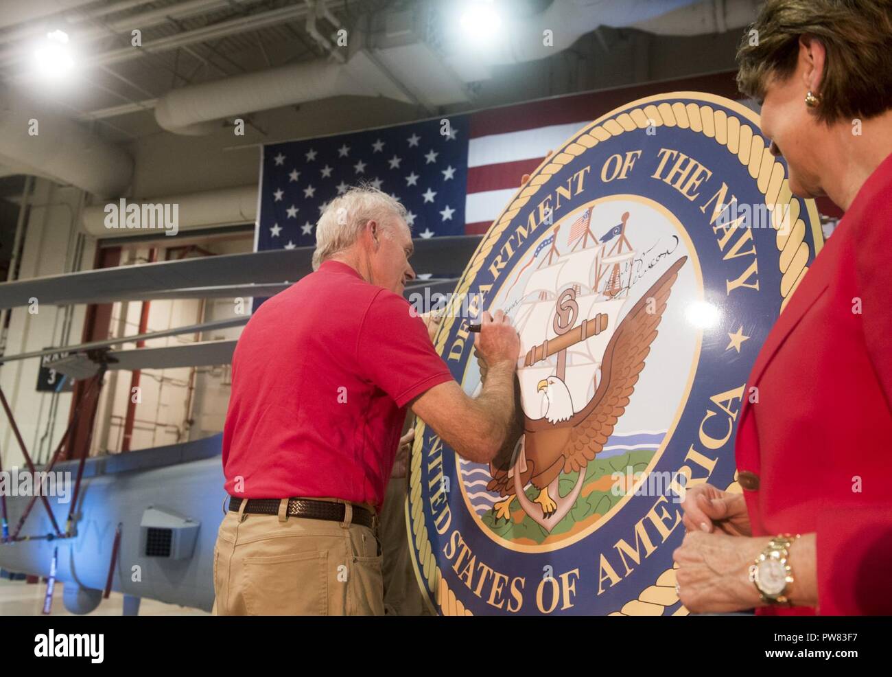 OWEGO, N.Y. (Sett. 29, 2017) segretario della Marina Richard V. Spencer si è incontrato con i partner del settore durante un tour della Lockheed Martin di Owego, N.Y. Durante la sua visita, Spencer uniti Marillyn Hewson, Lockheed Martin's CEO, a parlare con i dipendenti e vedere di prima mano il loro duro lavoro presso l'impianto. Foto Stock