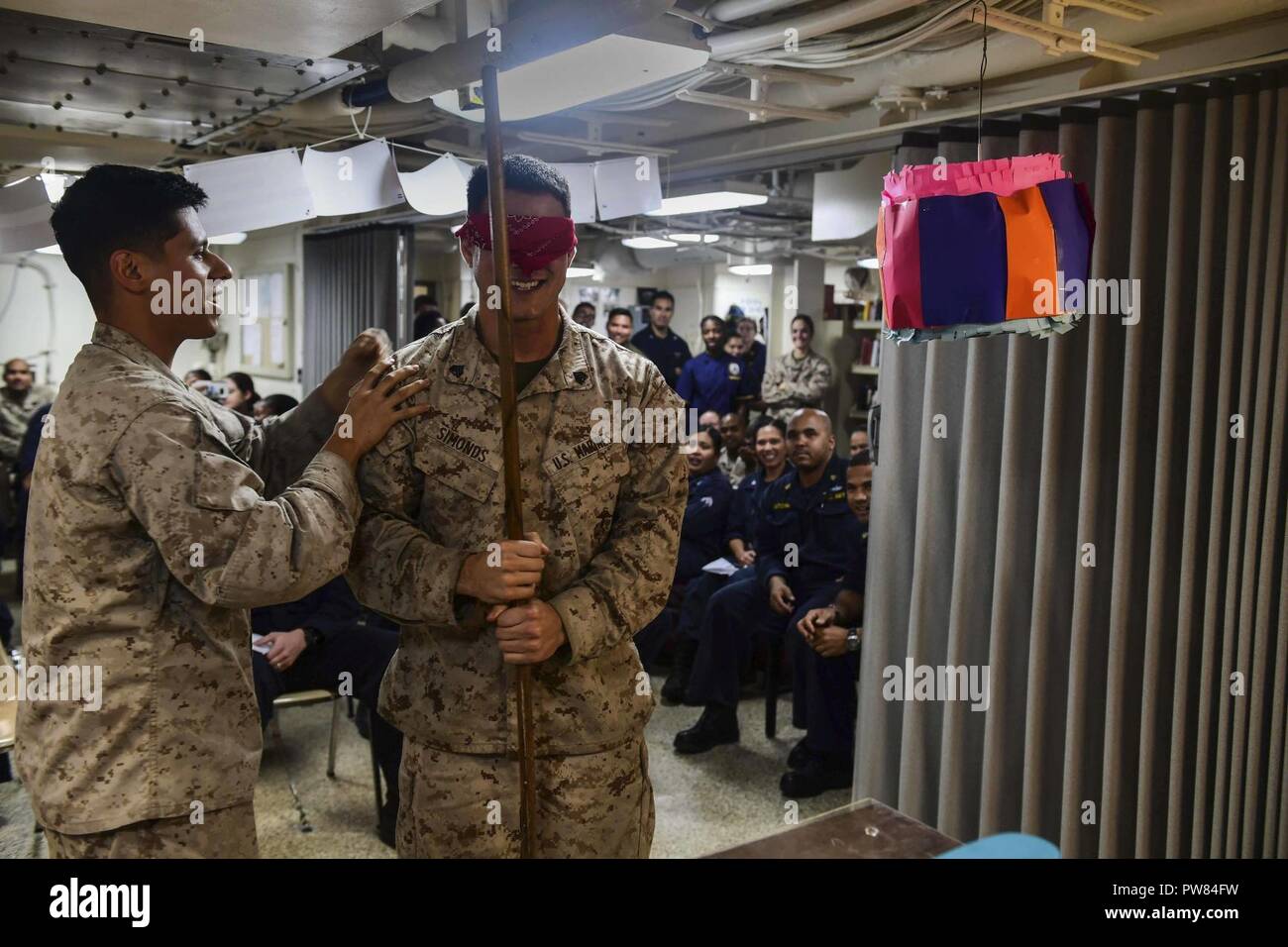 Mare Mediterraneo (ott. 3, 2017) DEGLI STATI UNITI Marine Sgt. Lorenzo Simonds, da Miami, si prepara a colpire una piñata durante una eredità ispanica mese celebrazione a bordo della San Antonio-classe di trasporto anfibio dock nave USS San Diego (LPD) 22 ottobre 3, 2017. San Diego è distribuito con l'America anfibio gruppo pronto e il quindicesimo Marine Expeditionary Unit per il supporto di sicurezza marittima e di teatro la cooperazione in materia di sicurezza negli sforzi negli Stati Uniti Sesta flotta area di operazioni. Foto Stock