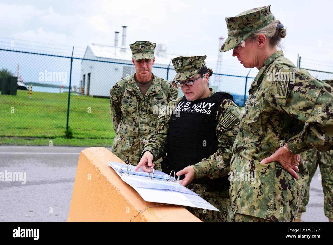 DIEGO GARCIA, Territorio britannico dell'Oceano Indiano (ott. 3, 2017) - Master-at-Arms di terza classe Alyssa Grey spiega la voce del punto di controllo Elenco accesso a Vice Adm. Maria Jackson, comandante della Marina degli impianti di comando, durante una valutazione degli STATI UNITI Navy Support Facility (NSF) Diego Garcia. NSF Diego Garcia fornisce la logistica, servizio, attività ricreative e del sostegno amministrativo per gli Stati Uniti e le forze alleate hanno distribuito per l'Oceano Indiano e il Golfo Persico. Foto Stock