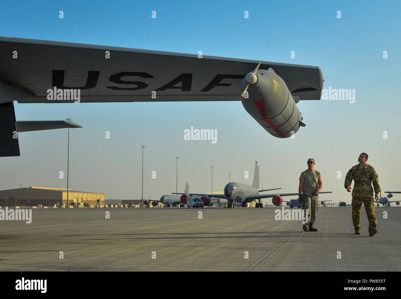 Una KC-135 Stratotanker pilota, assegnato al 340 Expeditionary Air Refuelling Squadron, esegue un aeromobile ispezione prima di una missione di rifornimento sull Iraq, sul Sett. 27, 2017. Il KC-135 offre i principali capacità di rifornimento per il funzionamento intrinseco risolvere negli Stati Uniti Comando centrale area di responsabilità. Foto Stock Una KC-135 Stratotanker pilota, assegnato al 340 Expeditionary Air Refuelling Squadron, esegue un aeromobile ispezione prima di una missione di rifornimento sull Iraq, sul Sett. 27, 2017. Il KC-135 offre i principali capacità di rifornimento per il funzionamento intrinseco risolvere negli Stati Uniti Comando centrale area di responsabilità. Foto Stock
