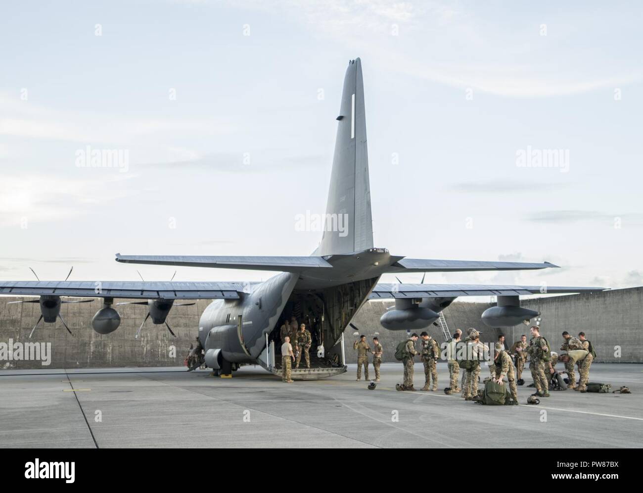 Stati Uniti Air Force 320Tattiche speciali Squadron e trentunesimo Stormo di salvataggio operatori preparano paracadute di apparecchiature militari per caduta libera operazioni da una U.S. Air Force xvii Special Operations Squadron MC-130J Commando II Sett. 21, 2017, a Kadena Air Base, Giappone. La Air drop possibilità fornite dal 353 Special Operations Group permette a lungo raggio e per il salvataggio di risposta rapida alle umanitarie o di crisi di sicurezza. Foto Stock