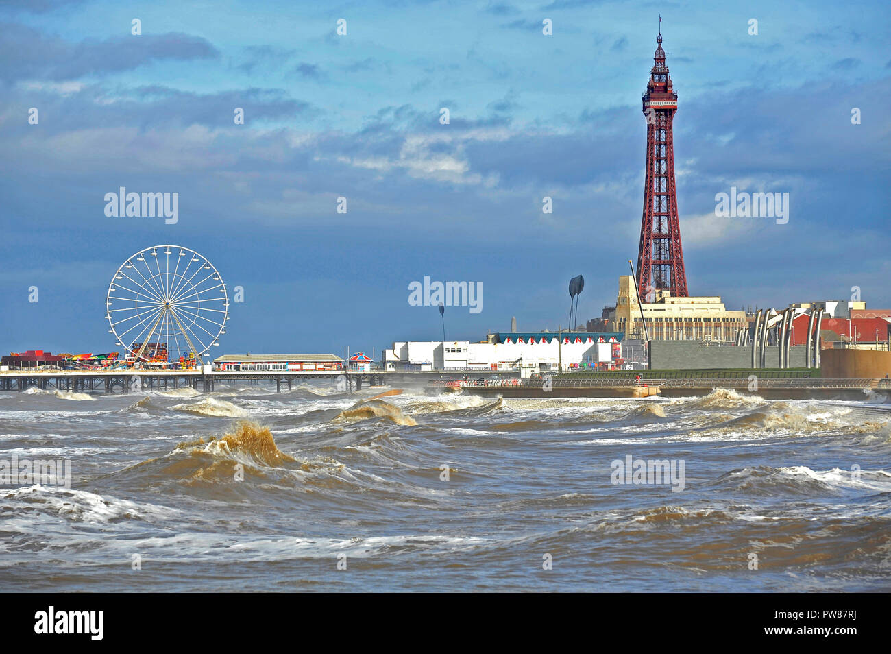 Grandi onde che si infrangono sul lungomare di Blackpool su un caldo e soleggiato giorno di ottobre Foto Stock