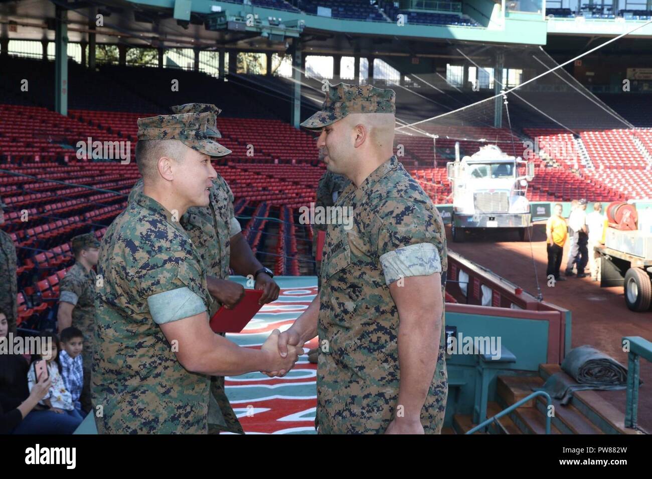 Stati Uniti Marine Corps Il Mag. Tommy L. Olson, il comandante della stazione di reclutamento di Springfield, si congratula con gli Stati Uniti Marine Corps Staff Sgt. Eladio Soto, reclutatore, il reclutamento di sottostazione Worcester, durante una cerimonia di promozione al Fenway Park di Boston, Massachusetts, Ottobre 2, 2017. Foto Stock