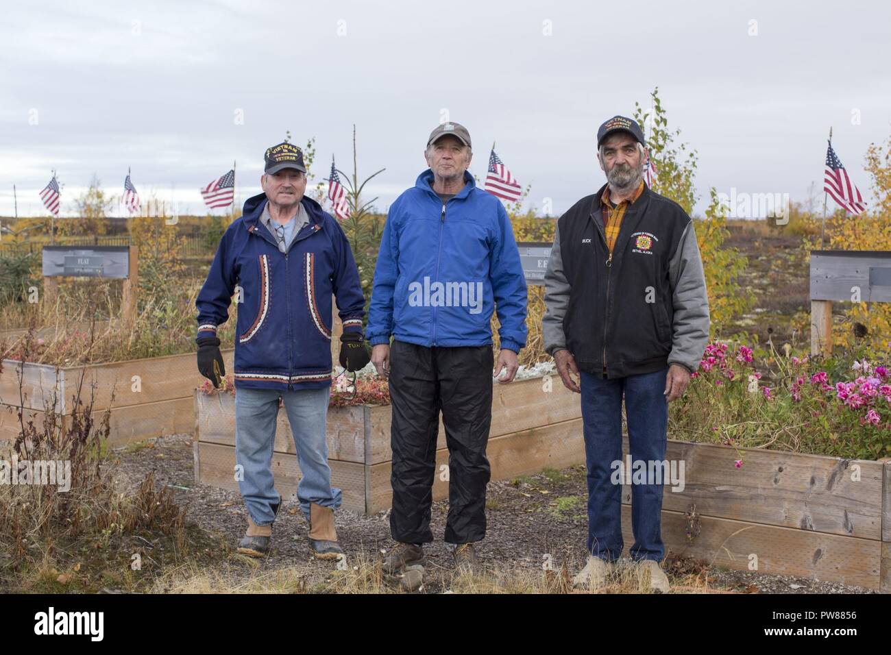 Da sinistra, Vietnam Veterans Stanley "Tundy" Rodgers, Gordon "Fritz" Grenfell e Buck Bukowski, posano per una foto in Alaska protezione territoriale Memorial Park a Bethel, Alaska, Sett. 23, 2017. I veterani sono parte del parco il comitato che ha contribuito a gettare le fondamenta e continuare a mantenere il memoriale che onora i membri ATG da 31 Yukon Delta Kuskowim villaggi. Foto Stock