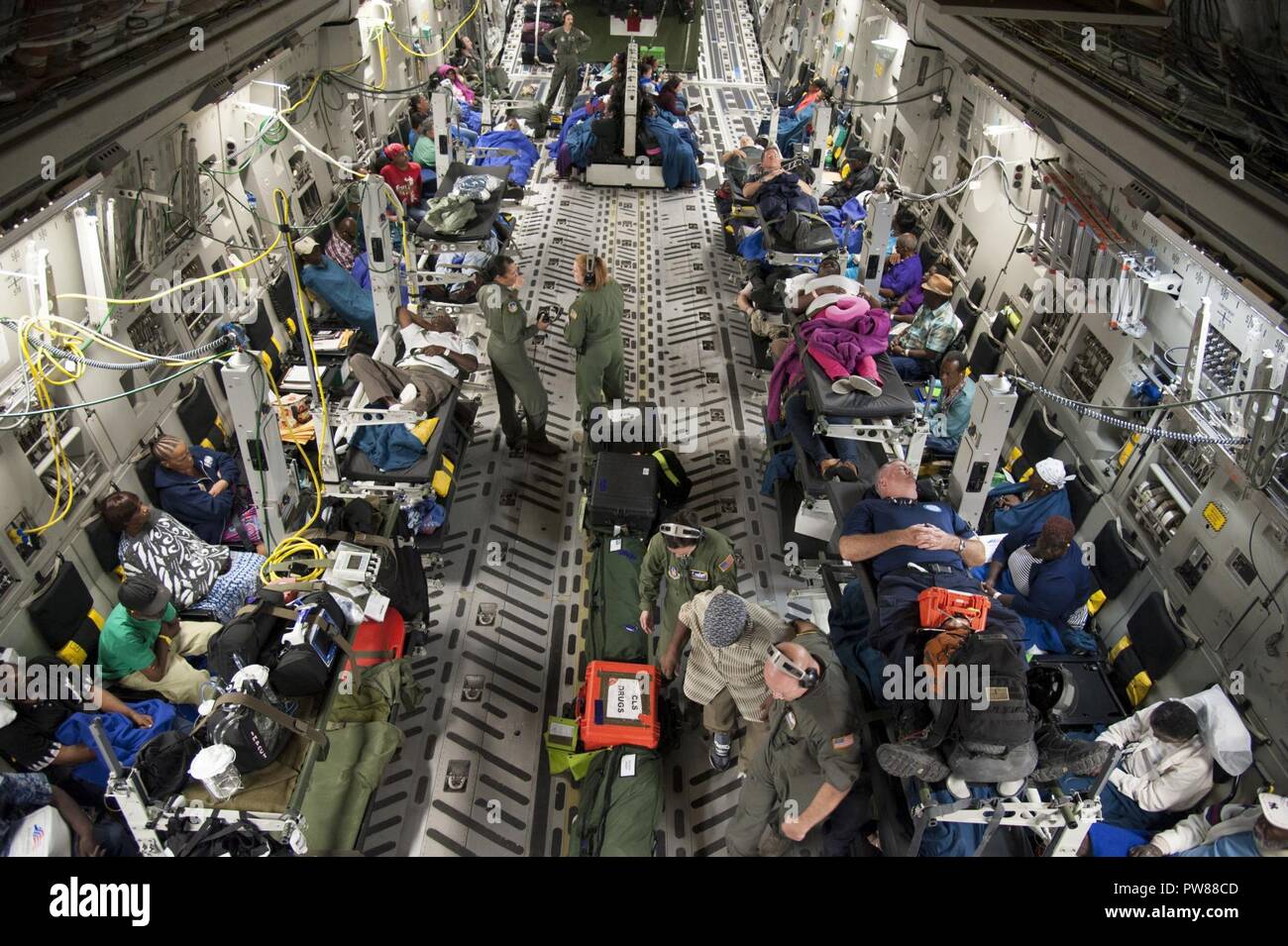 Cittadino di riserva aviatori assegnati per il quarantacinquesimo di medicina aeronautica squadrone di evacuazione, assistere i pazienti mentre a bordo di una C-17 Globemaster III in St. Croix, U.S. Isole Vergini, Sett. 24, 2017. Entro le ore dopo l uragano Maria impattato con la U.S. Isole Vergini, cittadino riserva aviatori, da MacDill Air Force Base in Florida, avevano il compito di condurre missioni umanitarie. Foto Stock