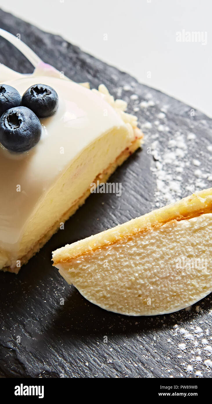 La vaniglia bavarese torta con ciliegie e cioccolato fondente sulla parte superiore. Realizzato con crema di formaggio e panna montata. Foto Stock