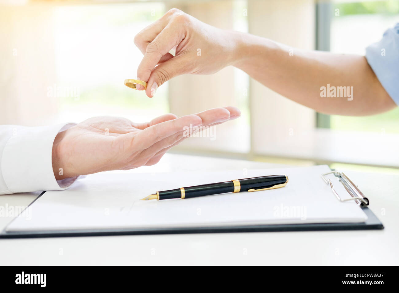 Le mani della moglie, marito firma il decreto di divorzio, dissoluzione, annullamento di matrimonio, divorzio lfiling carte o accordo prematrimoniale preparata da un avvocato. Foto Stock