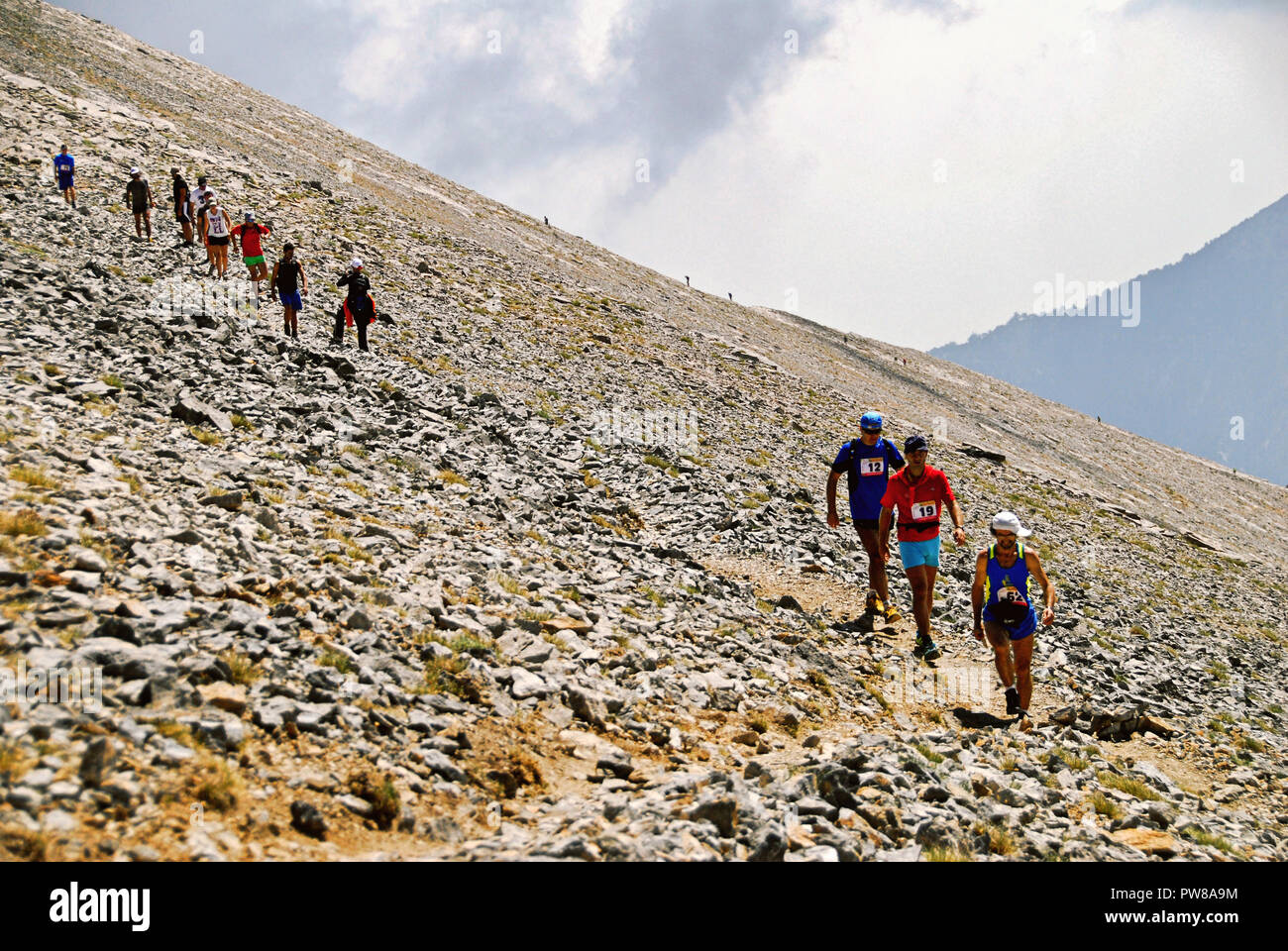 Corridori della maratona a 2.850 m. di altezza, sulla via della E4 percorso europeo verso le più alte vette del monte Olimpo in Grecia centrale, Foto Stock