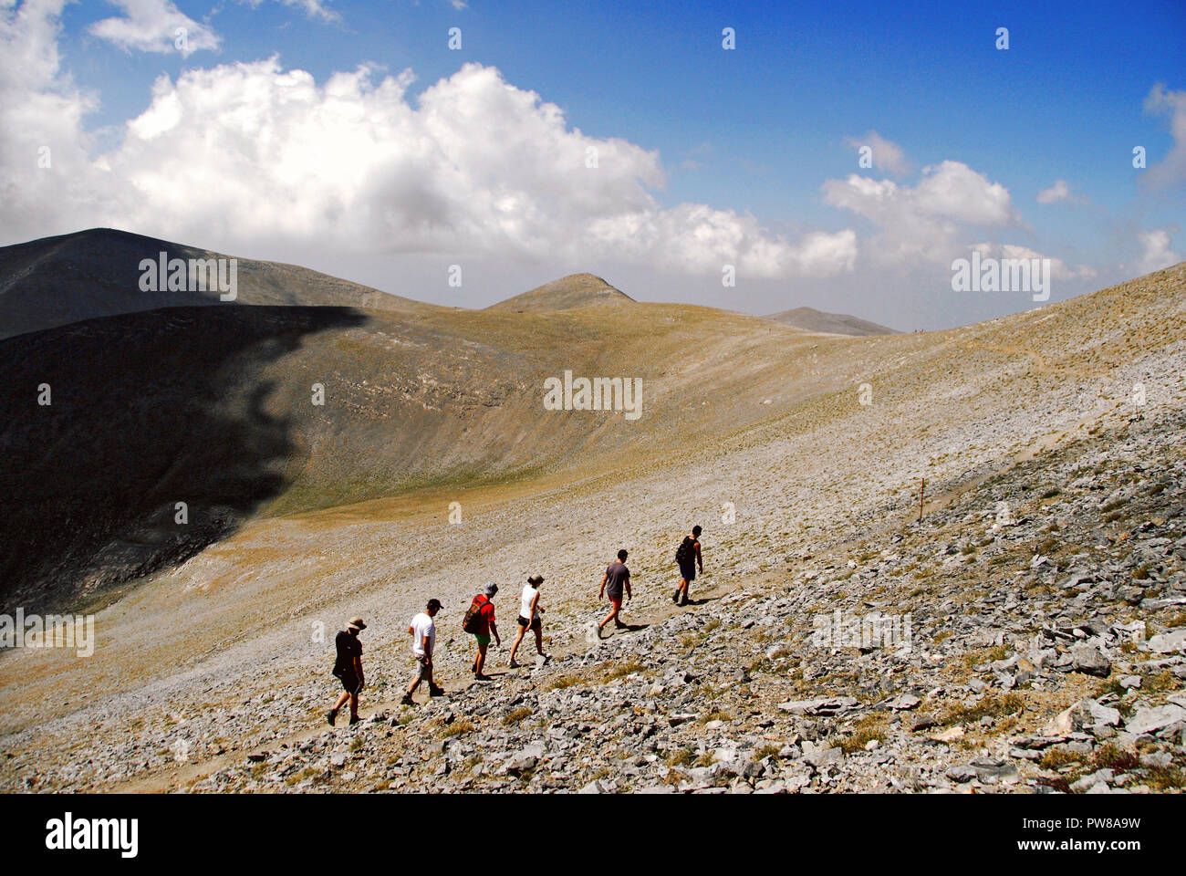 Gli alpinisti sul monte Olimpo in Grecia centrale, attraverso il percorso di pietra, verso il vertice Skolio (2.912 m.), sulla via della E4 europeo a lungo Foto Stock
