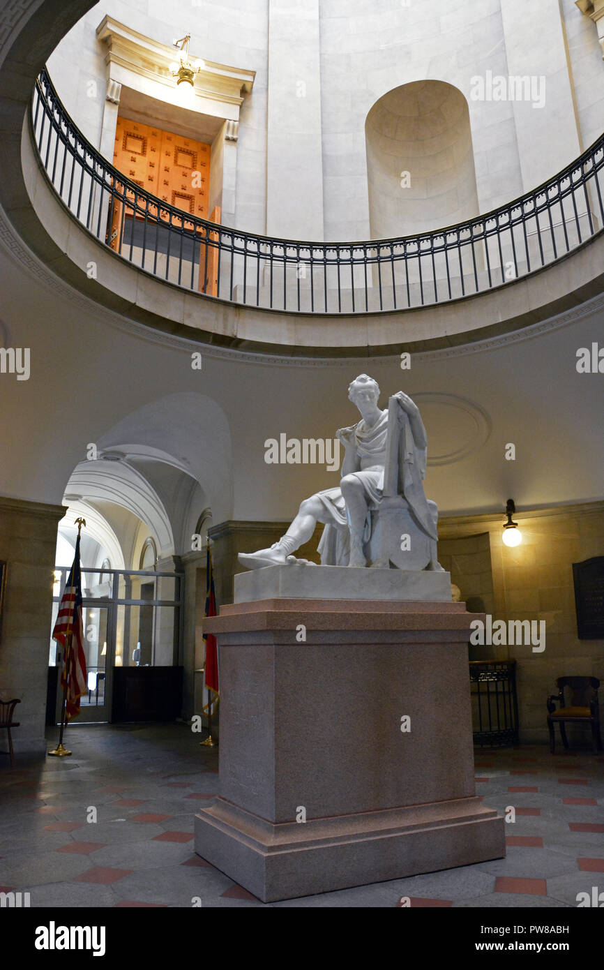 Il altamente stilizzata scultura di Geo. Washington, raffigurato come un generale romano, situato nella rotonda del centro storico North Carolina Capitol Building. Foto Stock