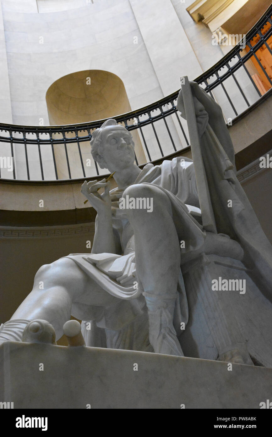 Il altamente stilizzata scultura di Geo. Washington, raffigurato come un generale romano, situato nella rotonda del centro storico North Carolina Capitol Building. Foto Stock