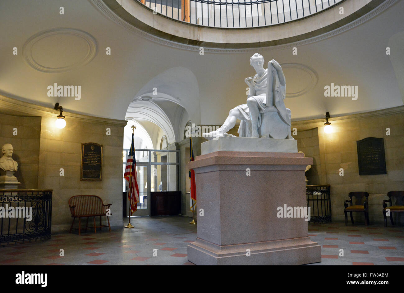 Il altamente stilizzata scultura di Geo. Washington, raffigurato come un generale romano, situato nella rotonda del centro storico North Carolina Capitol Building. Foto Stock