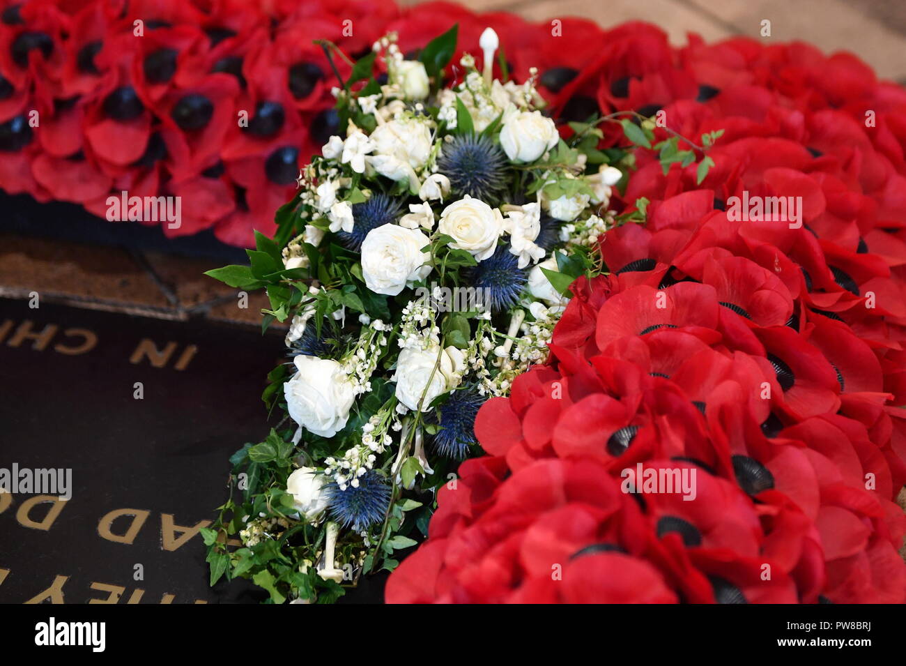 Il bouquet di matrimonio della Principessa Eugenie è prevista sulla tomba del milite ignoto nell'Abbazia di Westminster a Londra. Foto Stock