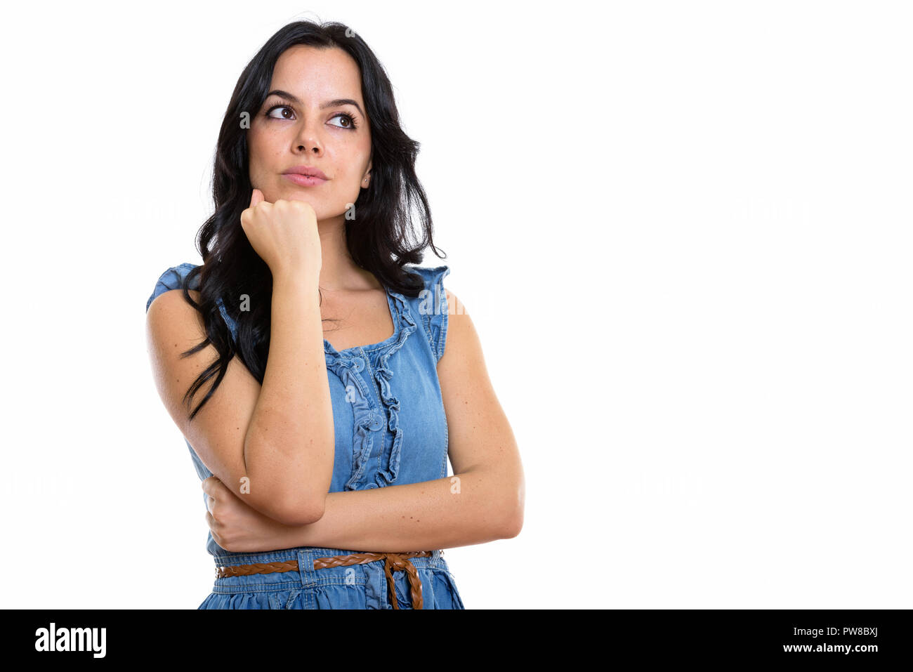 Studio shot del giovane bella donna spagnola pensando mentre guarda Foto Stock