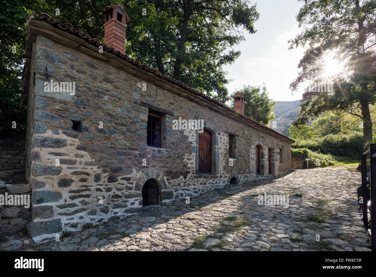 Tradizionale restaurato mulino ad acqua in Agios Ghermanos village presso i laghi di Prespes, Grecia Foto Stock