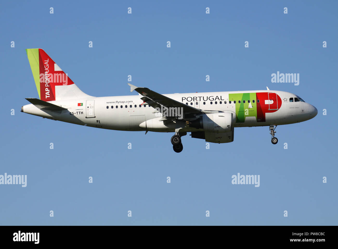 TAP Air Portugal Airbus A319-100 con registrazione CS-TTH in corto finale per la pista 14 dell'aeroporto di Zurigo. Foto Stock