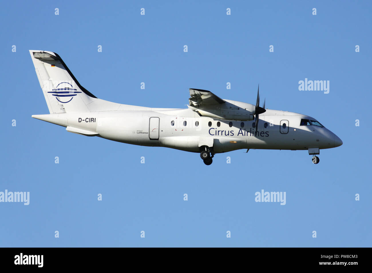 Il tedesco Cirrus Airlines Dornier 328 con registrazione D-CIRI in corto finale per la pista 14 dell'aeroporto di Zurigo. Foto Stock