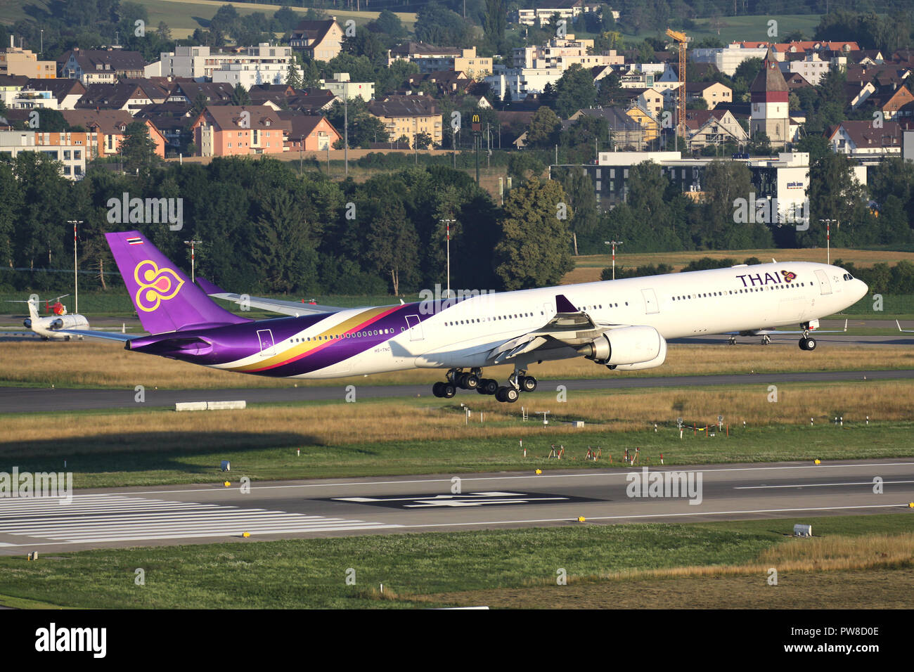 Thai Airways International Airbus A340-600 con registrazione HS-TNC in corto finale per la pista 34 dell'aeroporto di Zurigo. Foto Stock