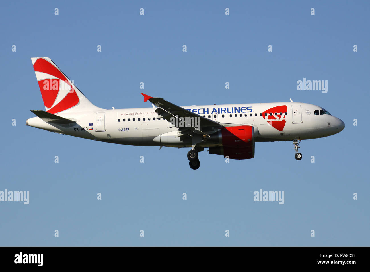 CSA Czech Airlines Airbus A319-100 con registrazione OK-REQ sul corto finale per la pista 14 dell'aeroporto di Zurigo. Foto Stock