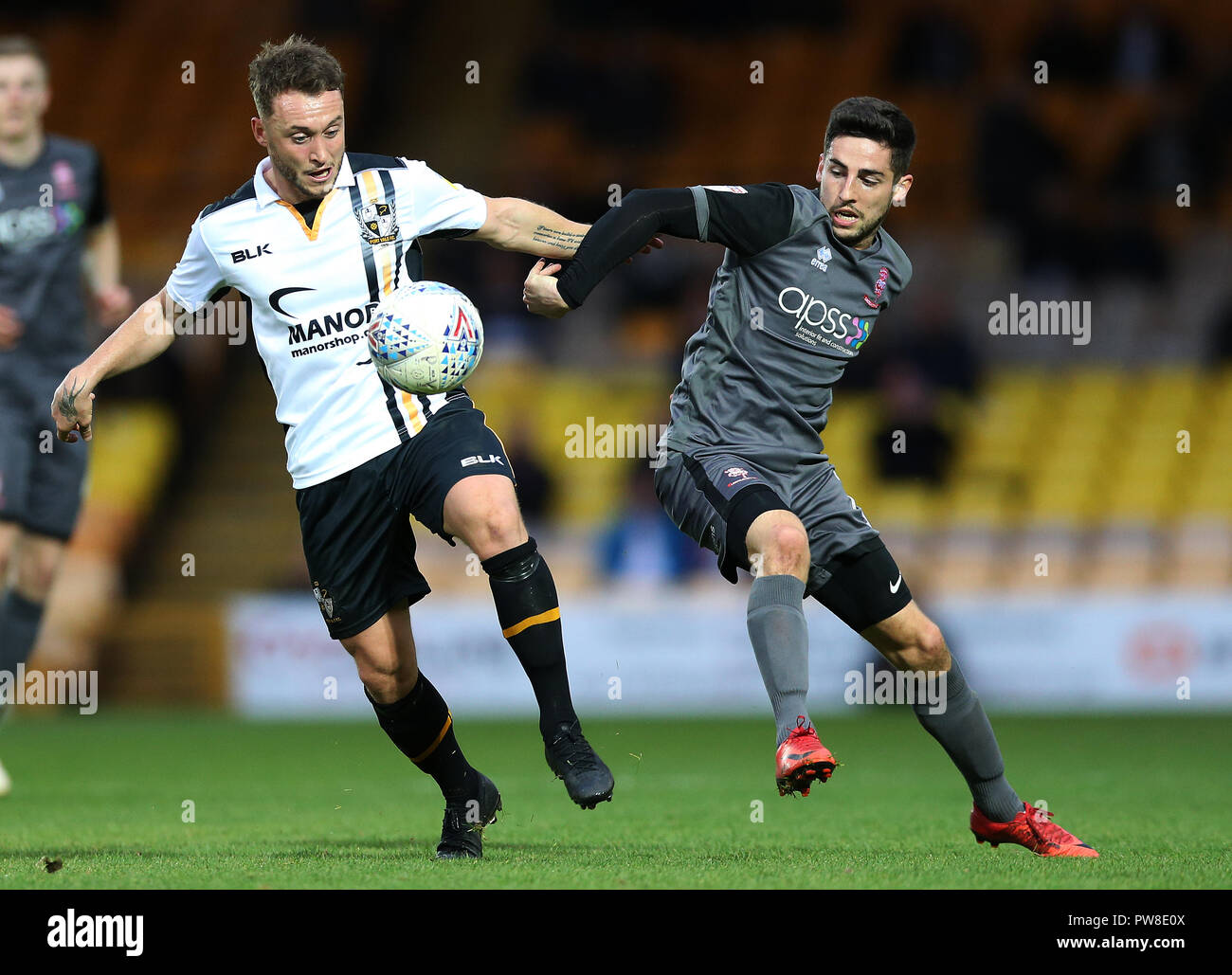 Port vale la Ricky Millar e Lincoln City's Matt verde durante la scommessa del Cielo lega due corrispondono a Vale Park, Stoke. Foto Stock