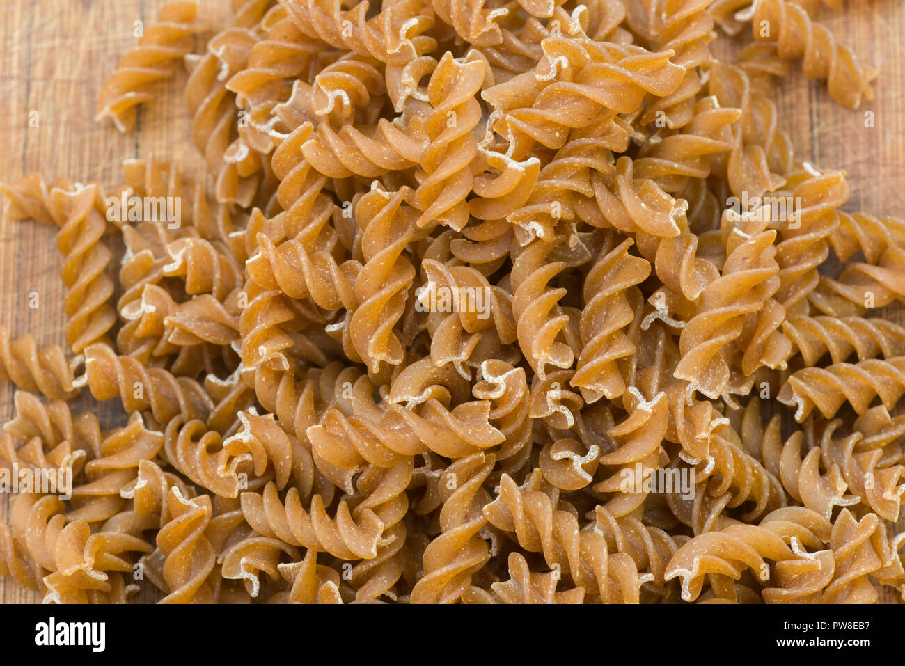 Raw integrale fusilli closeup Foto Stock