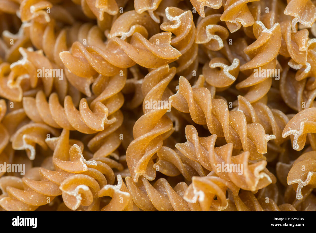 Raw integrale fusilli closeup Foto Stock