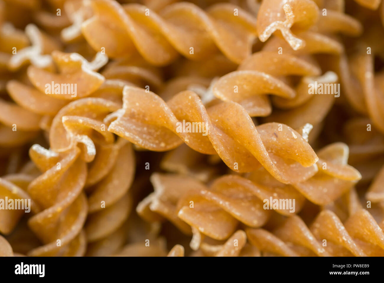Raw integrale fusilli closeup Foto Stock