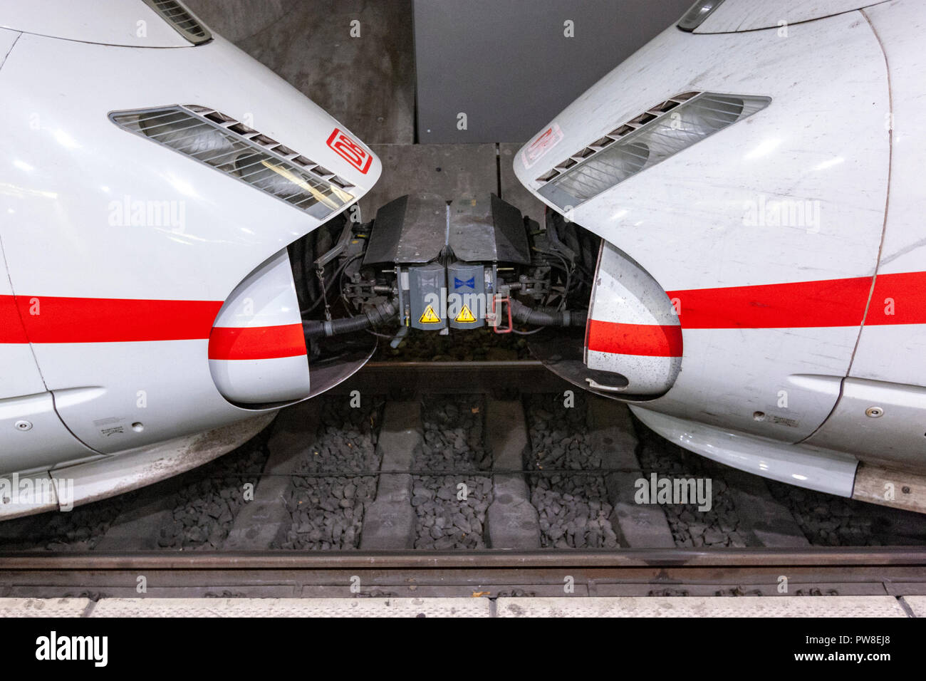 Due DB carro di ghiaccio in accoppiamento l'aeroporto di Frankfurt am Main a lunga distanza stazione ferroviaria , Germania Foto Stock