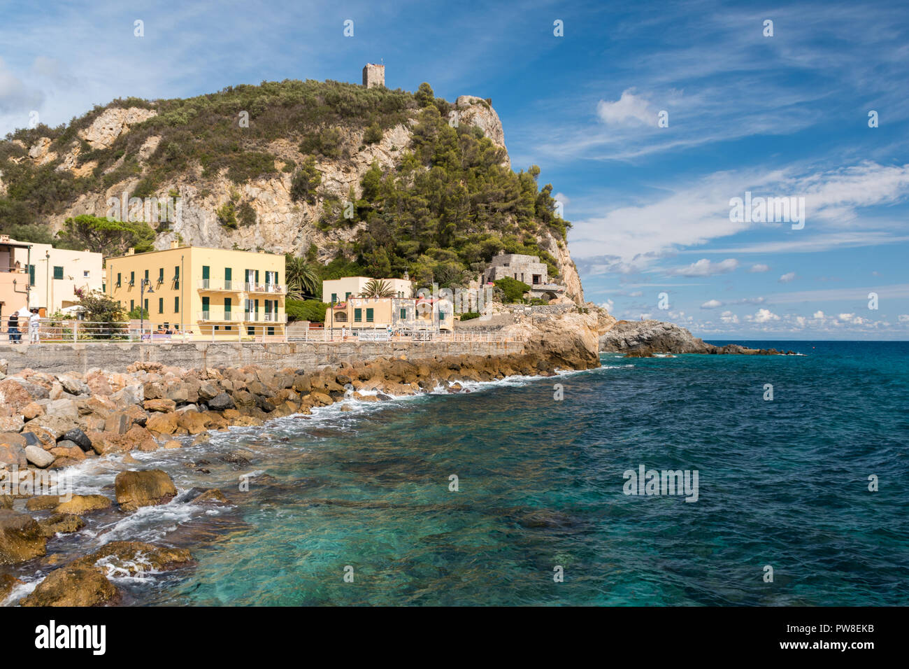 Vista di Varigotti, piccolo villaggio sul mare vicino a Savona durante un pomeriggio soleggiato Foto Stock