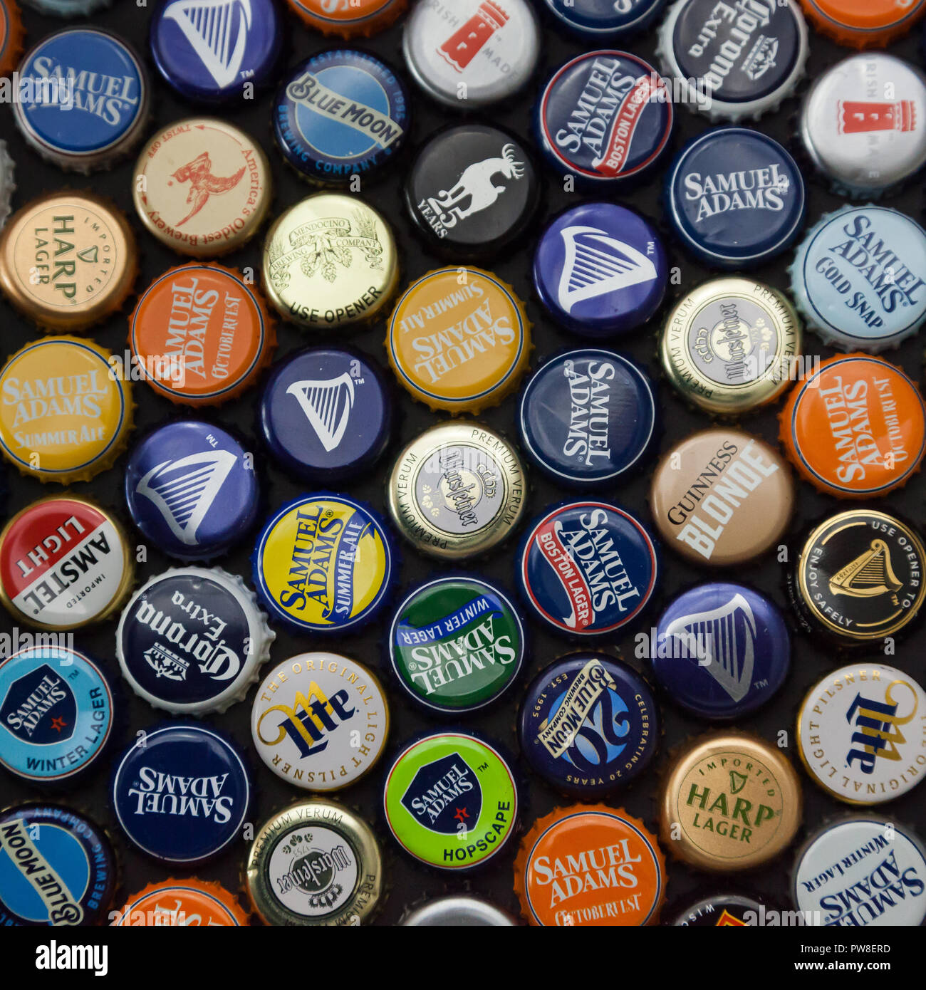 WOODBRIDGE, NEW JERSEY - Ottobre 13, 2018: una collezione di coloratissimi  birra i tappi di bottiglia di diverse marche è visto Foto stock - Alamy