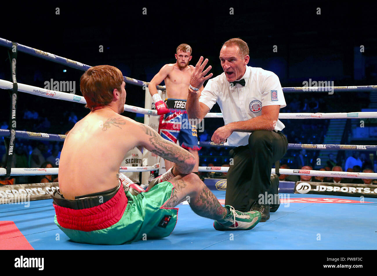 Chris Adaway sul terreno durante il Concorso Super-Lightweight contro Terry Wilkinson a Metro Radio Arena Newcastle. Foto Stock